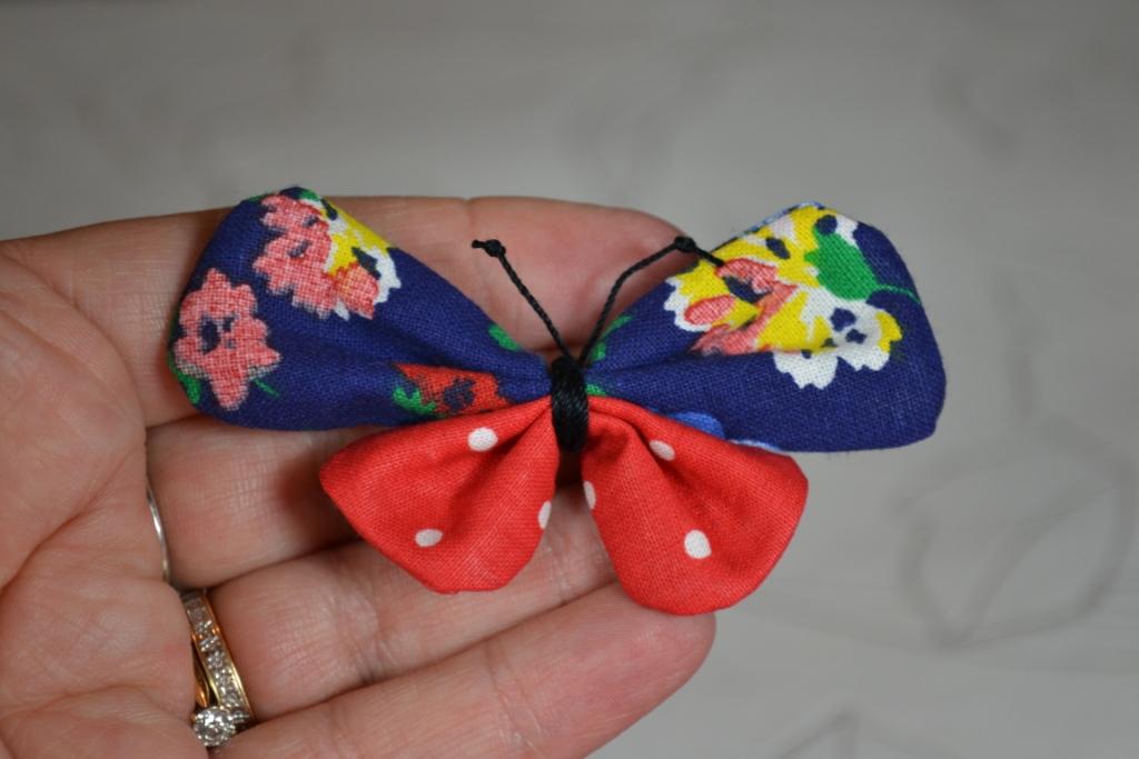 creer-papillons-avec-restes-tissu-recyclage-broche